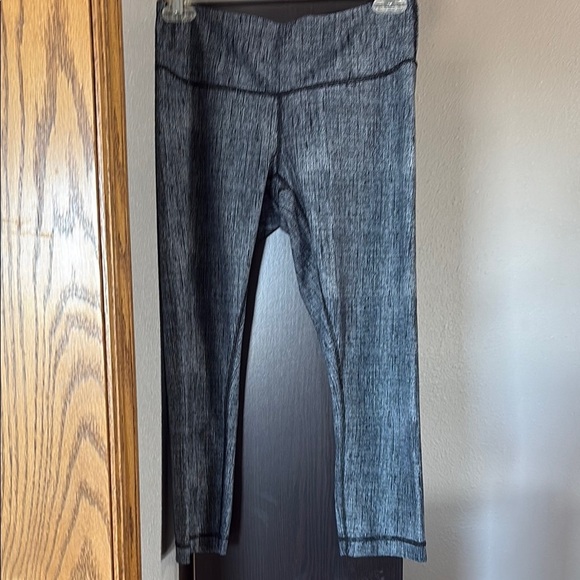 Lululemon Women’s Size 6 Wunder Under Crop Hi-Rise - Picture 1 of 5